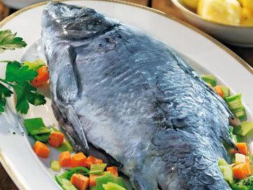 Голубой карп с овощами и укропным соусом