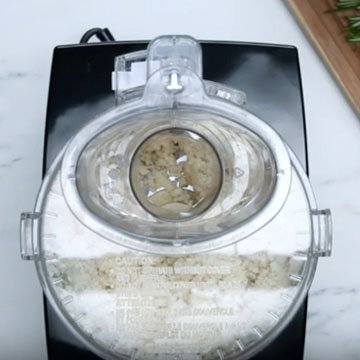цветную капусту положить в кухонный комбайн