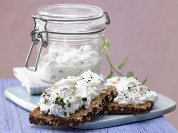 Хлеб с творогом, кабачком и травами