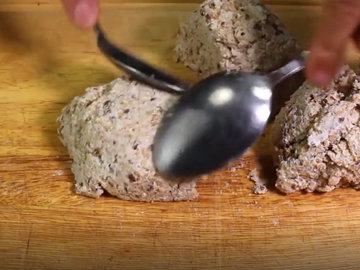 5. С помощью двух ложек сделать шары