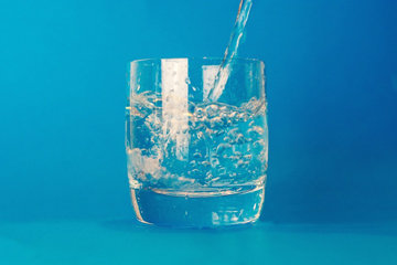 после пробуждения выпить 4 стакана теплой воды