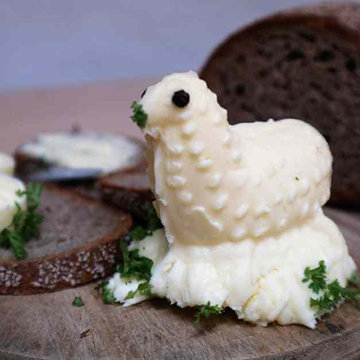 Можно масло сформовать в красивую форму