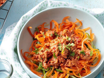 Овощные спагетти с курицей болоньезе