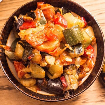 3. Марокканское овощное рагу с шафрановым пшеном