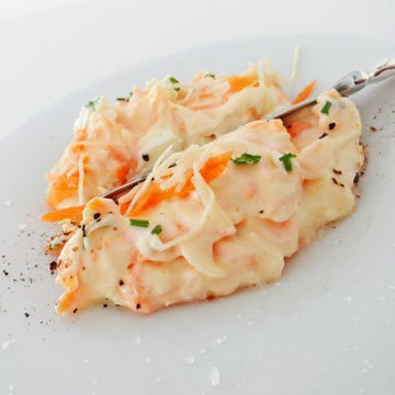 Хрен вкусен со взбитыми сливками и тертым яблоком