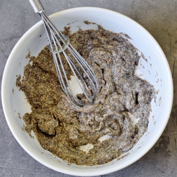 смешать измельченные семена чиа с 1/4 стакана воды