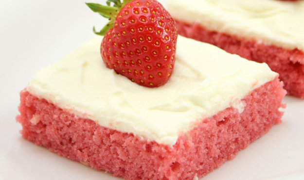 розовый клубничный пирог
