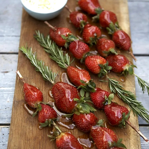 Шашлычки с карамелизированной клубникой