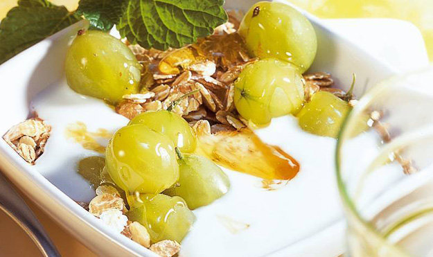 Мюсли с крыжовником и вишнями