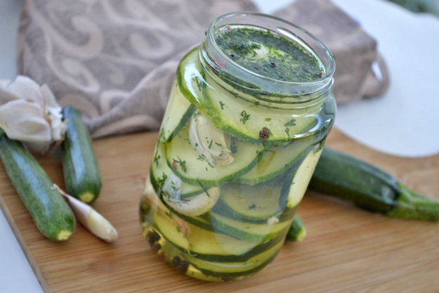 Бюджетная закуска: маринованные кабачки