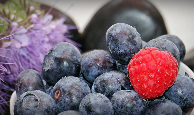 Полезные продукты синего и фиолетового цвета