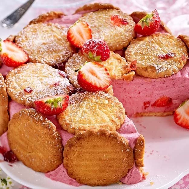 Шарлотка с клубникой без выпечки