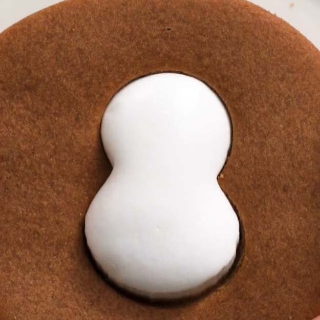 Печенье на праздничный стол в виде снеговика с маршмэллоу-04
