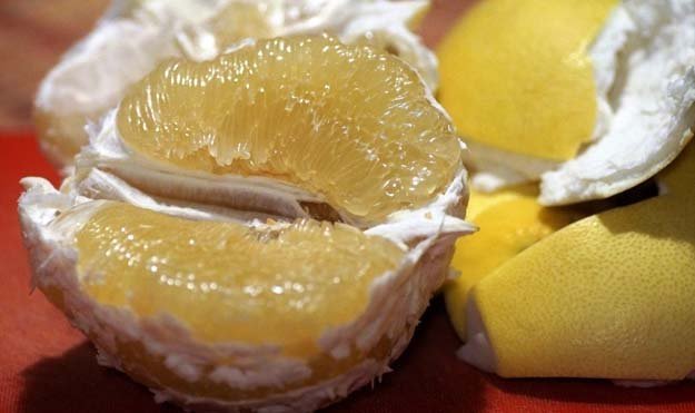 Зимний напиток с апельсином, помело, пихтой и корицей