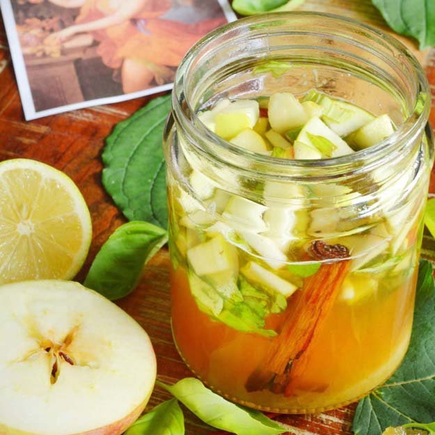 Зимний напиток с яблоками, шиповником и лимонной вербеной