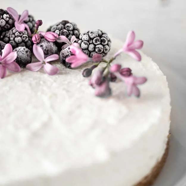 Ягодно-йогуртовый торт на праздник с основой без выпечки-01