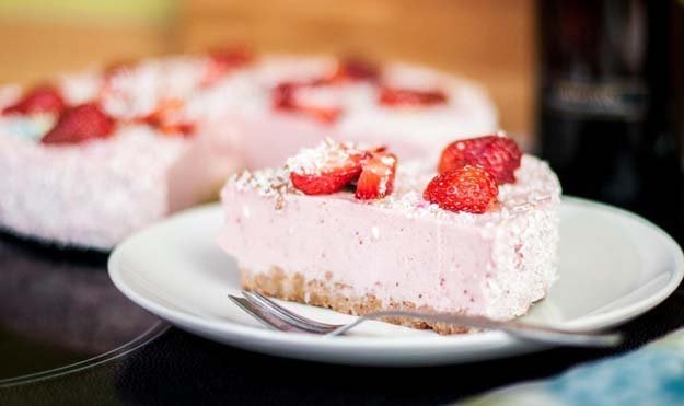 Ягодно-йогуртовый торт на праздник с основой без выпечки-02