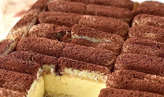 Простой торт на праздник с основой без выпечки и с пудингом