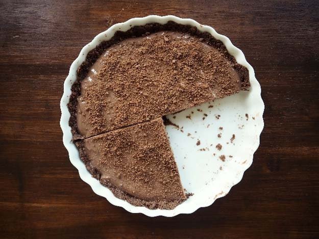 Шоколадный тарт на праздник с основой без выпечки из шоколадного печенья-01