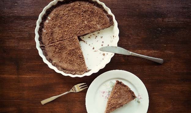 Шоколадный тарт на праздник с основой без выпечки из шоколадного печенья