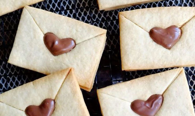 Печенье в форме любовных писем ко Дню святого Валентина